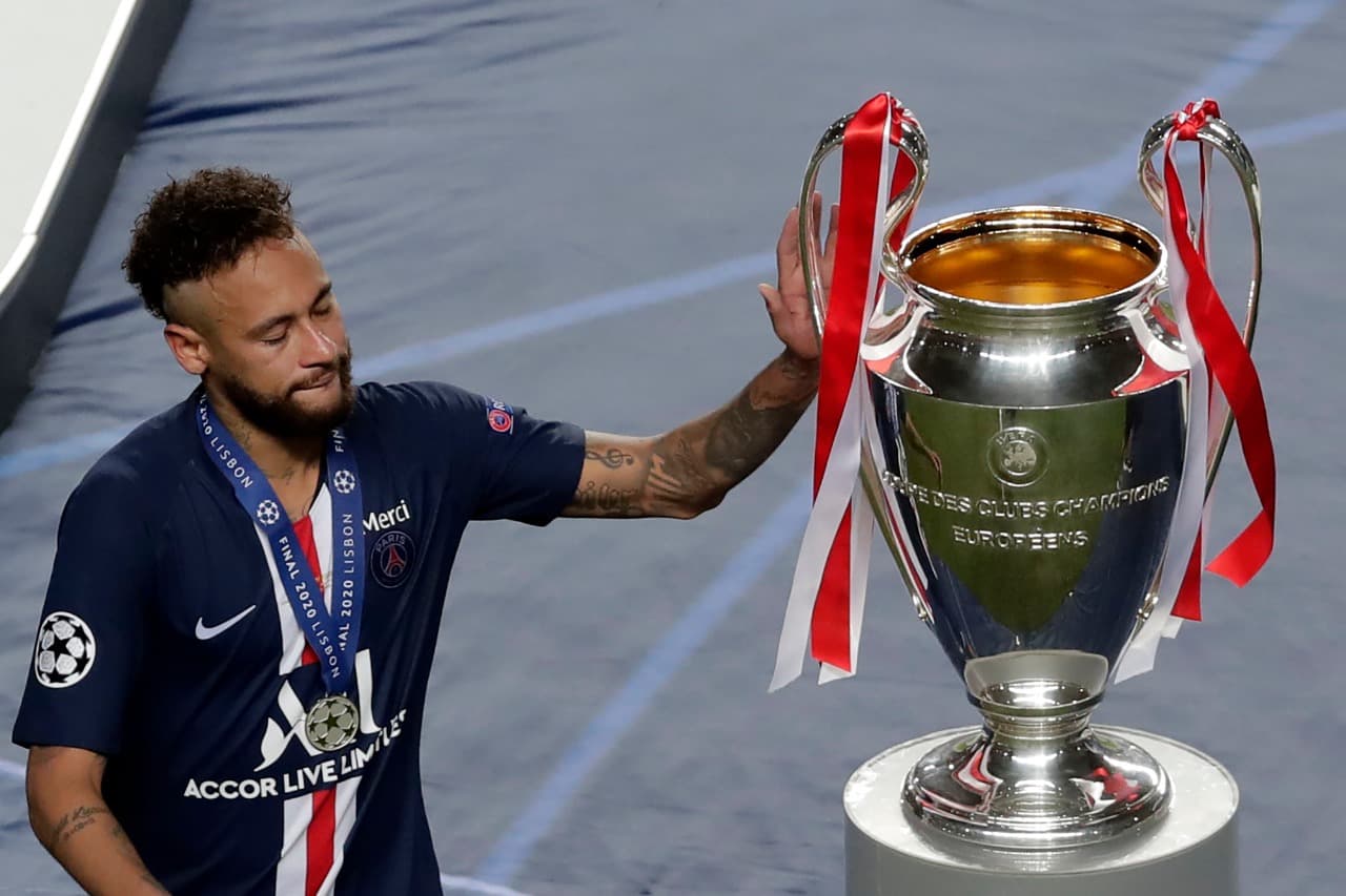 Neymar acarició el trofeo que no pudo conseguir.