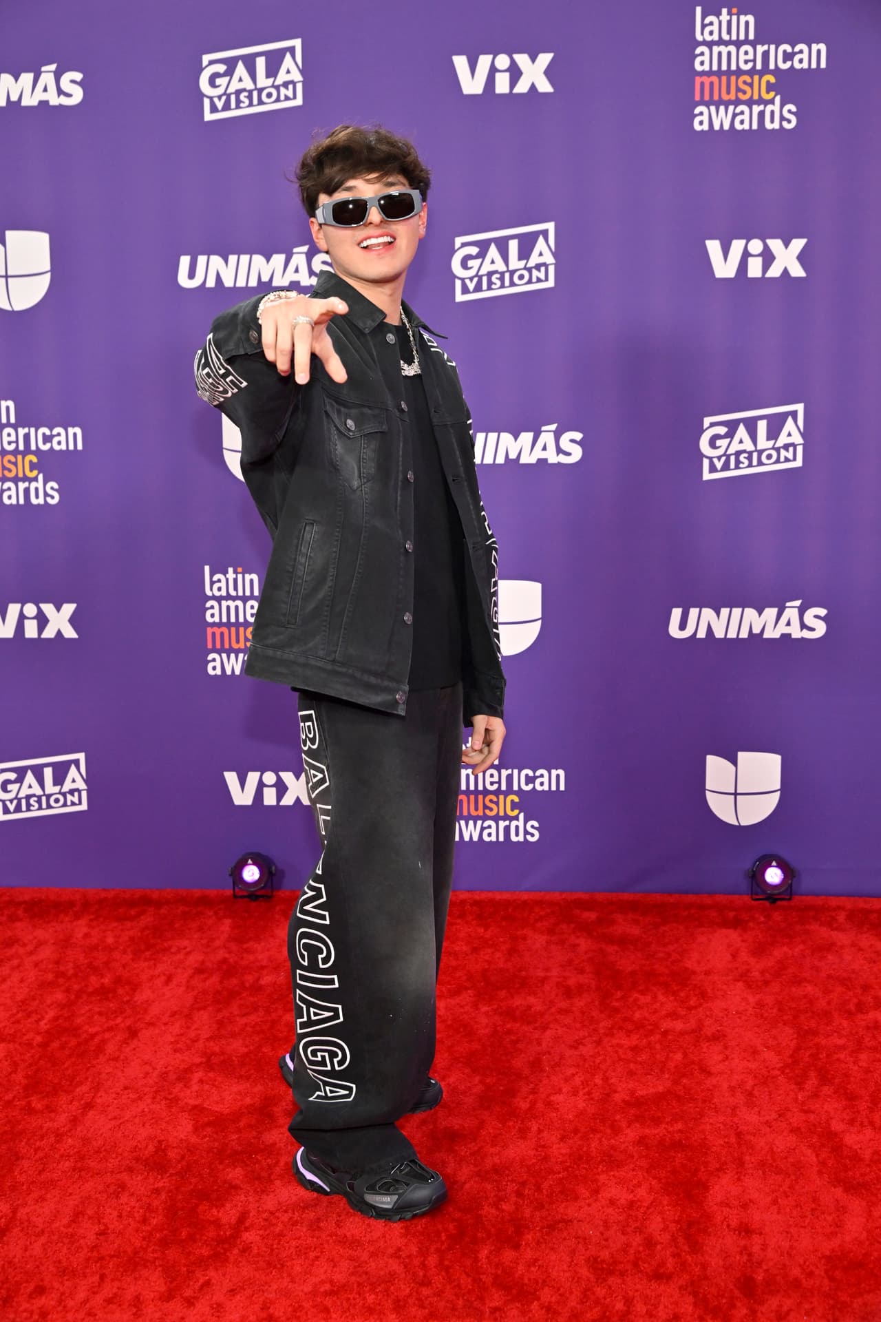 <b>Gabito Ballesteros</b> eligió a la firma Balenciaga para desfilar por la alfombra roja.