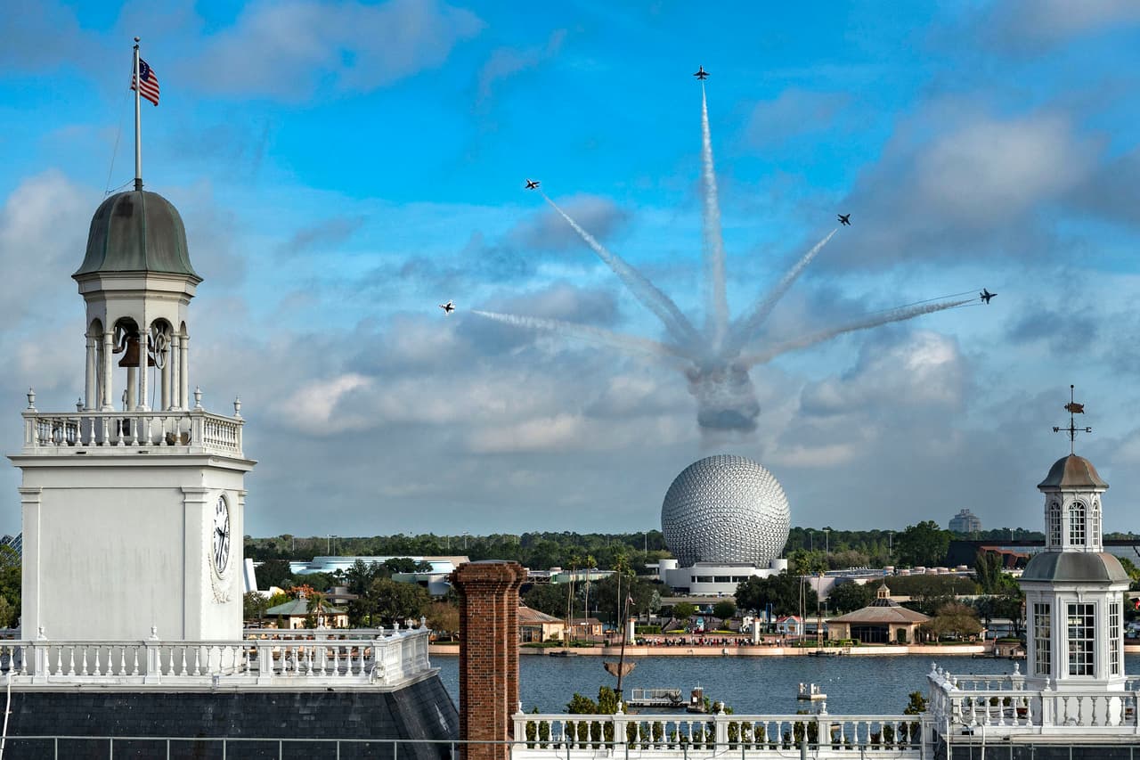 El espectáculo se realizó este jueves ante la llegada de noviembre, el mes nacional de veteranos y familias militares.