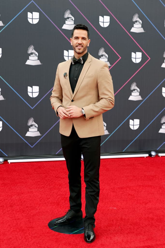 El 
<b>Chef Yisus</b> lució casual de negro y una chaqueta camel que resaltó su 'outfit'.