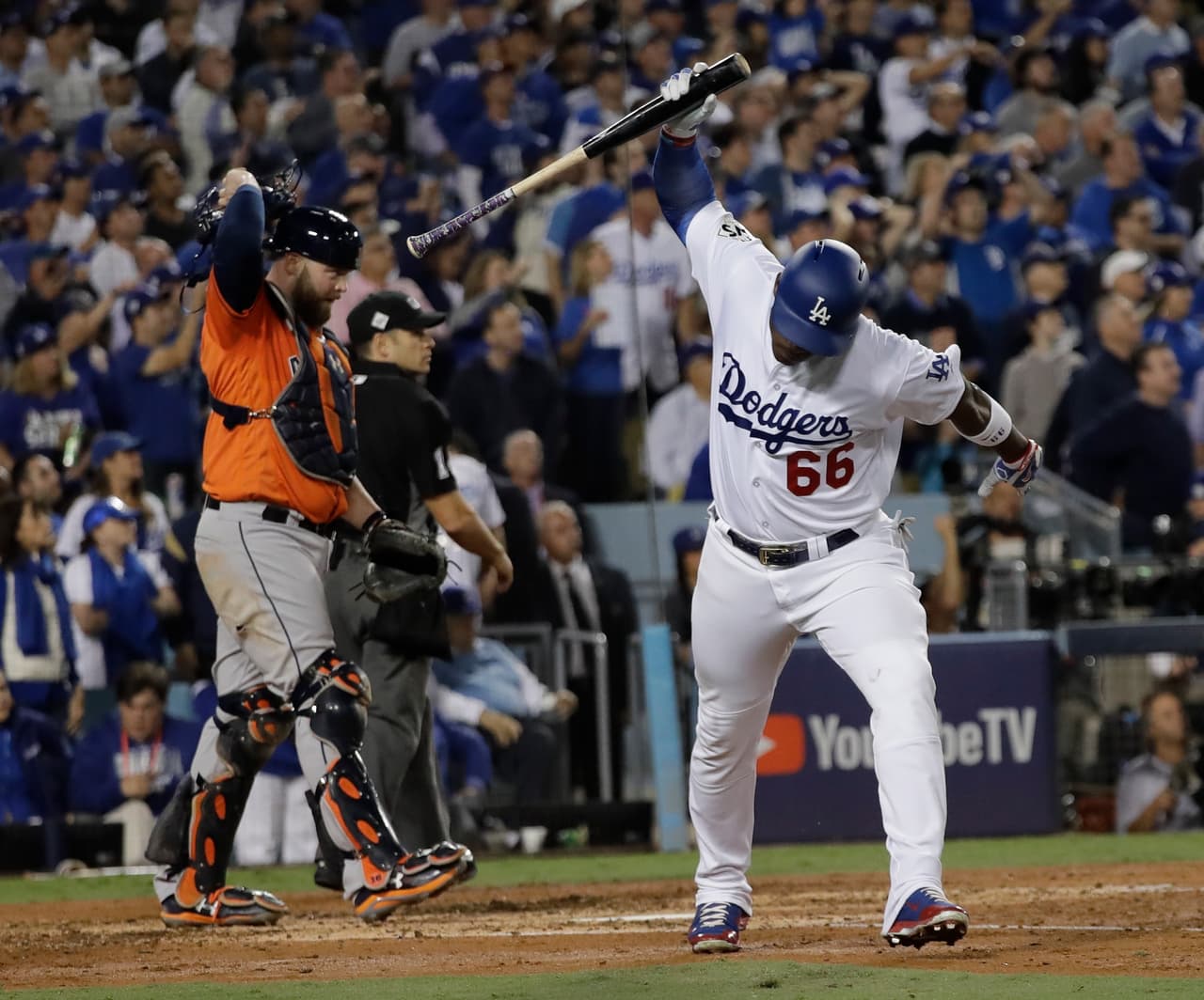 Yasiel Puig de Los Angeles hizo esta rabieta después de salir en la tercera baja.