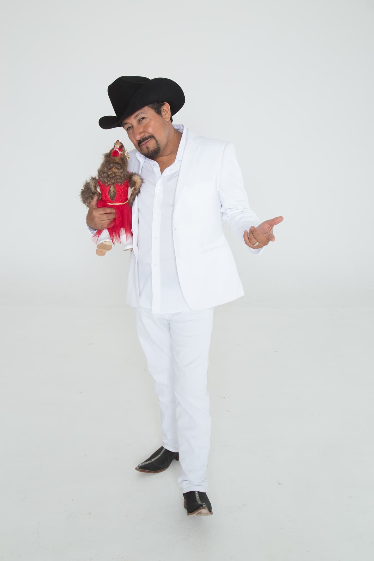 Se cree que 
<b>'La Gallina Vidente'</b> es el amuleto más preciado del 
<b>Feo</b>, locutor de 
<b>El Bueno, La Mala y El Feo</b>, ya que siempre predice los resultados de importantes partidos de fútbol.