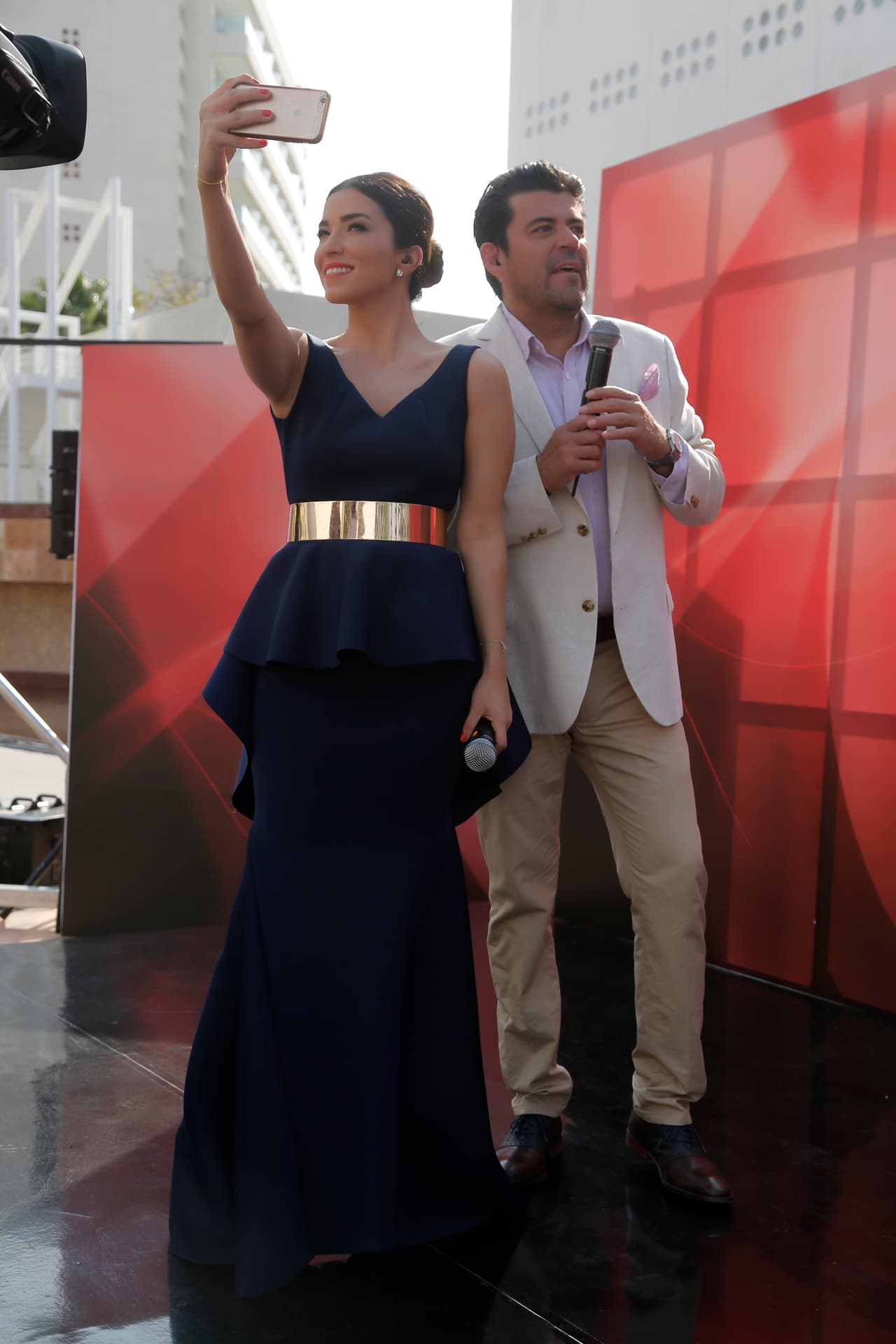 Laura G no podía quedarse sin su ´selfie´ para subirla a sus redes sociales y así sus seguidores le dieran muchos ´likes´.