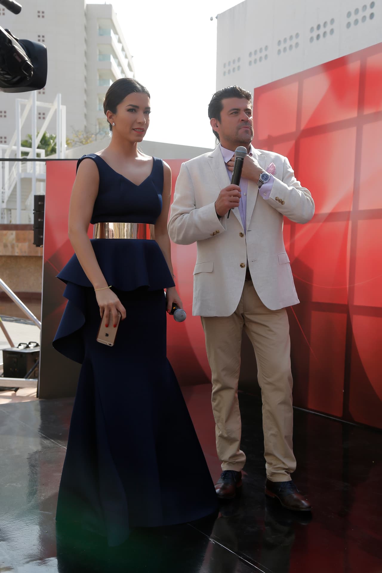 Junto con Laura G se dieron a la tarea de recibir a cada uno de los actores que se dieron cita a la gala.