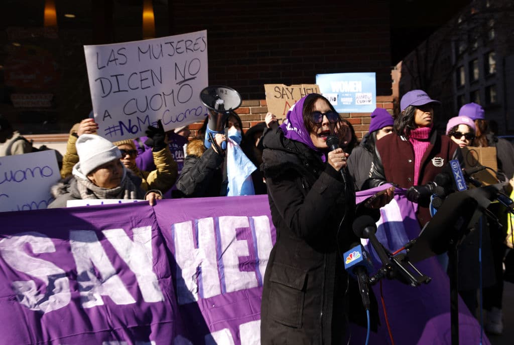 El anuncio de la candidatura de Andrew Cuomo para la alcaldía de Nueva York ha desencadenado una serie de protestas por parte de organizaciones de derechos de las mujeres y sobrevivientes de acoso sexual. Este domingo, decenas de manifestantes se reunieron frente al edificio del Consejo de Carpinteros de la Ciudad de Nueva York, donde Cuomo tenía programado un evento de campaña.