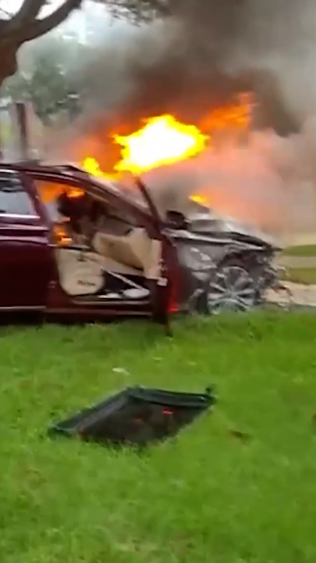 Dos civiles ayudan a la policía en un rescate