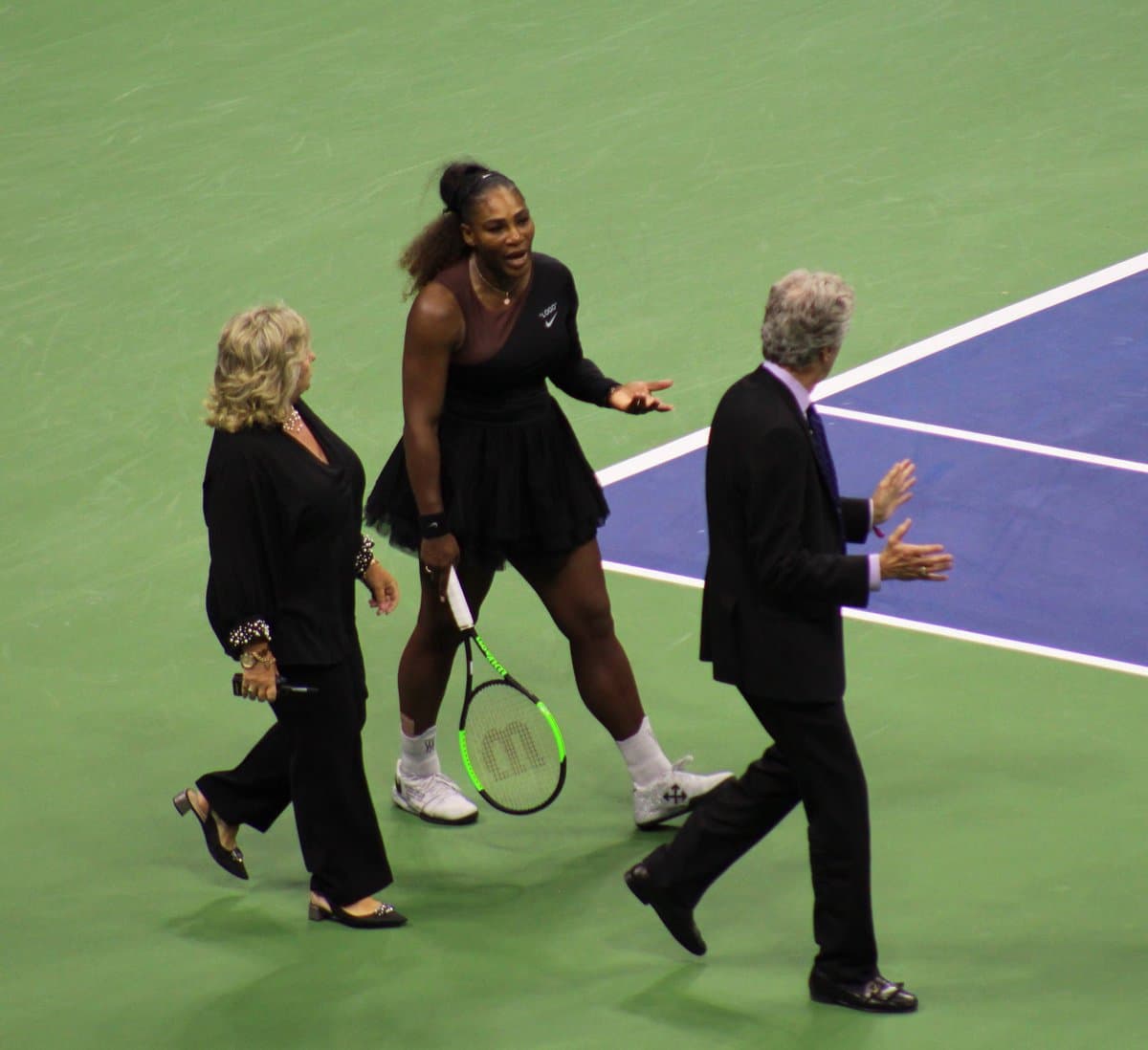 Serena Williams intentaba explicarle a Brian Earley lo injusto de la sanción en su contra, ante los abucheos del público en el Estadio Arthur Ashe.