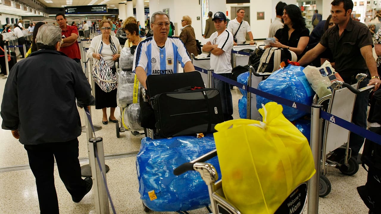 Montañas de equipajes en el Aeropuerto Internacional de Miami rumbo a Cuba, ¿a qué se debe el exceso?