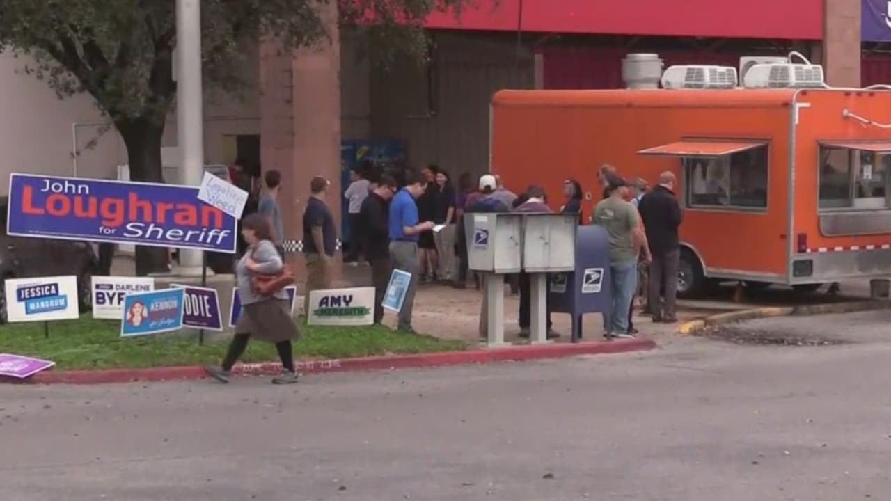 Centros de votación en el condado Travis con largas filas y retrasos por falta de personal