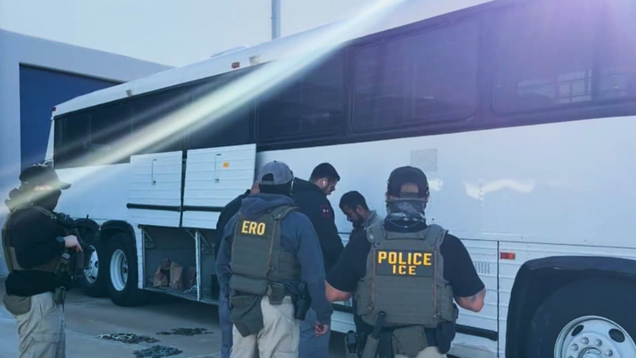 Autobús de ICE es visto por segundo día en el noroeste de Austin y desata protestas de residentes