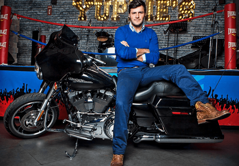 Paul es un hombre alejado de los escándalos, entregado y apasionado por su trabajo e involucrado en causas sociales, como en el sismo de 2017 en la CIudad de México, fue de los prmeros en salir en brigadas a remover escombros.