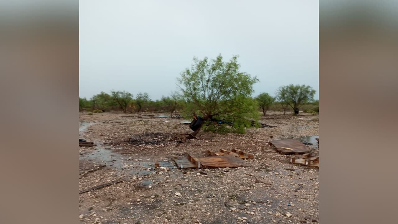 En el 
<b>ejido Lázaro Cárdenas</b>, municipio de Jiménez, quedaron visibles los daños tras el paso del fenómeno meteorológico. Varias casas de madera terminaron destruidas, mientras techos, láminas y objetos fueron arrastrados por la fuerza del viento.