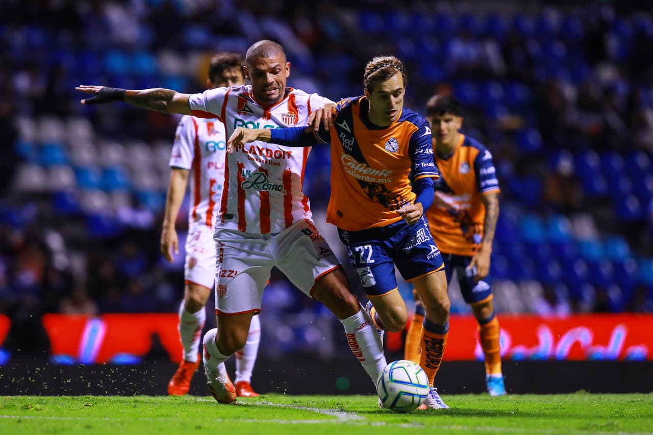 Necaxa evitó la derrota en el inicio de la Jornada 9 ante Puebla con un gol tardío de Agustín Oliveros que silenció el Estadio Cuauhtémoc. La Franja inició ganando con un tanto de Martín Barragán al minuto 15. Pero Facundo Batista encontraría el empate en el amanecer del segundo tiempo. Después Jordi Cortizo daría la vuelta para Puebla con un golazo que fue opacado por la acción de Oliveros.