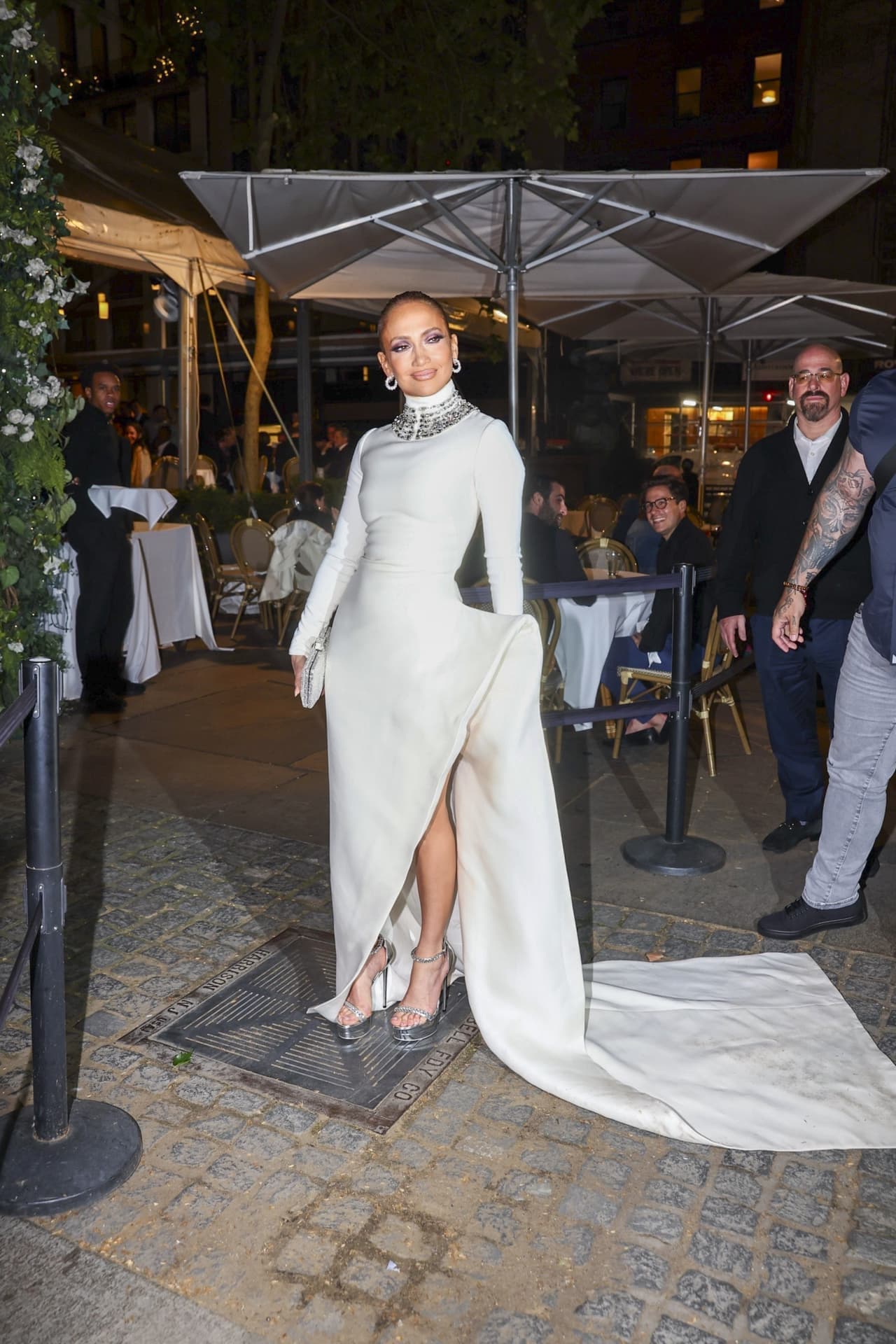 JLo se cambió de vestido.