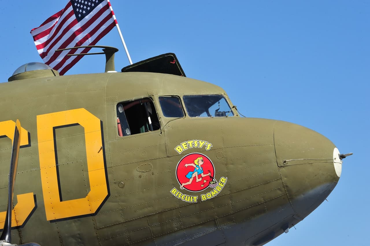 Así como el bombardero Betsy's Biscuit, un C-47 del año 1944.