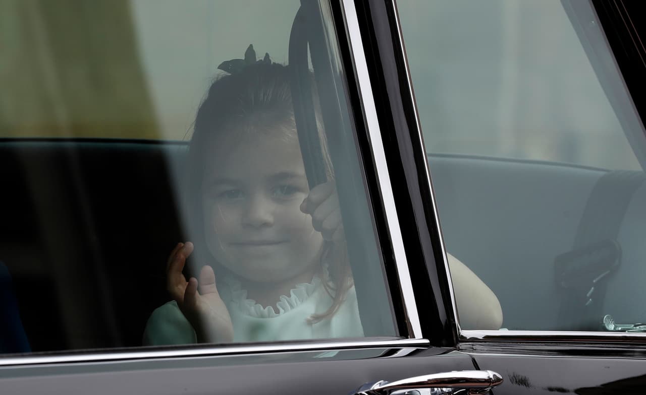 La princesa Charlotte, 
<b>nieta de la fallecida Lady Diana</b>, concentró su atención en lo que estaba ocurriendo afuera del carro.