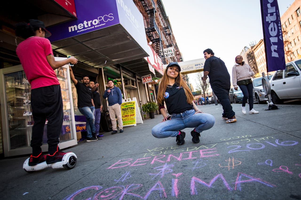 Una simpatizante pide el voto para Sanders en East Harlem