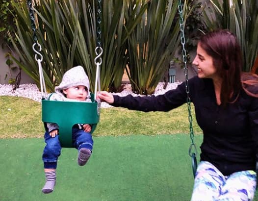 A los 8 meses de edad, Marcelo se subió por primera vez a un columpio y esto emocionó a su mamá: "Ver tus primeras veces de todo. ¡Te amo! Primera vez en un columpio. Soy la más feliz".
