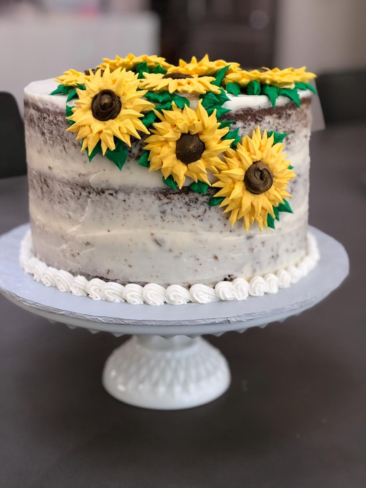 "Me dan el tema y yo empiezo a dibujarlo y a buscar fotos en internet y eso lo pongo en un pastel", cuenta Diego.