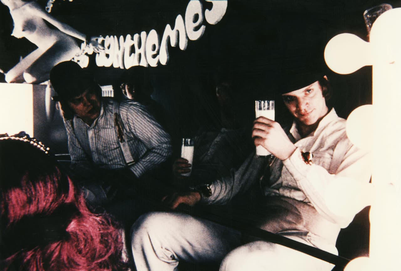 Quienes leyeron (o intentaron leer) el libro admiten en redes sociales que la elección del ‘soundtrack’ y las actuaciones están al nivel de la novela; mejor aún, no deben revisar ningún glosario para entender el ‘nadsat’ o vocabulario inventado por el autor específicamente para su historia.