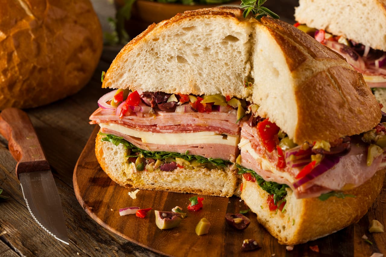 <b>Puesto 12. Muffuletta</b>
<br>
<br>Este sándwich de gran tamaño fue inventado en Nueva Orleans por inmigrantes italianos. Consiste en un pan partido en mitades y relleno con ensalada de aceitunas, salami, jamón, mortadela y quesos como mozzarella y provolone. Generalmente se sirve frío y debido a su tamaño se vende en cuartos o mitades.
<br>