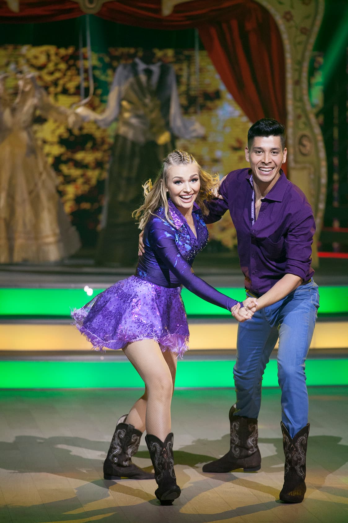 La primera en debutar en la pista de baile fue 
<b><a href="https://www.univision.com/shows/mira-quien-baila/irina-baeva-renace-como-la-rusa-mas-mexicana-tras-bailar-y-me-besa-video">Irina Baeva con la quebradita ‘Y me besa’ </a></b>de Gerardo Ortiz.