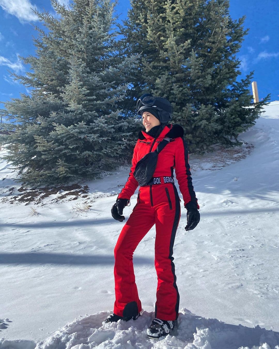 Karla Martínez pasó las festividades navideñas en Utah. En su escapada a las montañas nevadas la vimos disfrutar de la naturaleza y posar con lindos atuendos especiales para esquiar.