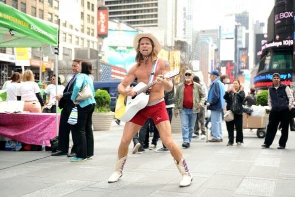 También dijo que aunque los nuevos calzoncillos boxer sienten " flojos" su aspecto actualizado podría ser un éxito entre la multitud.