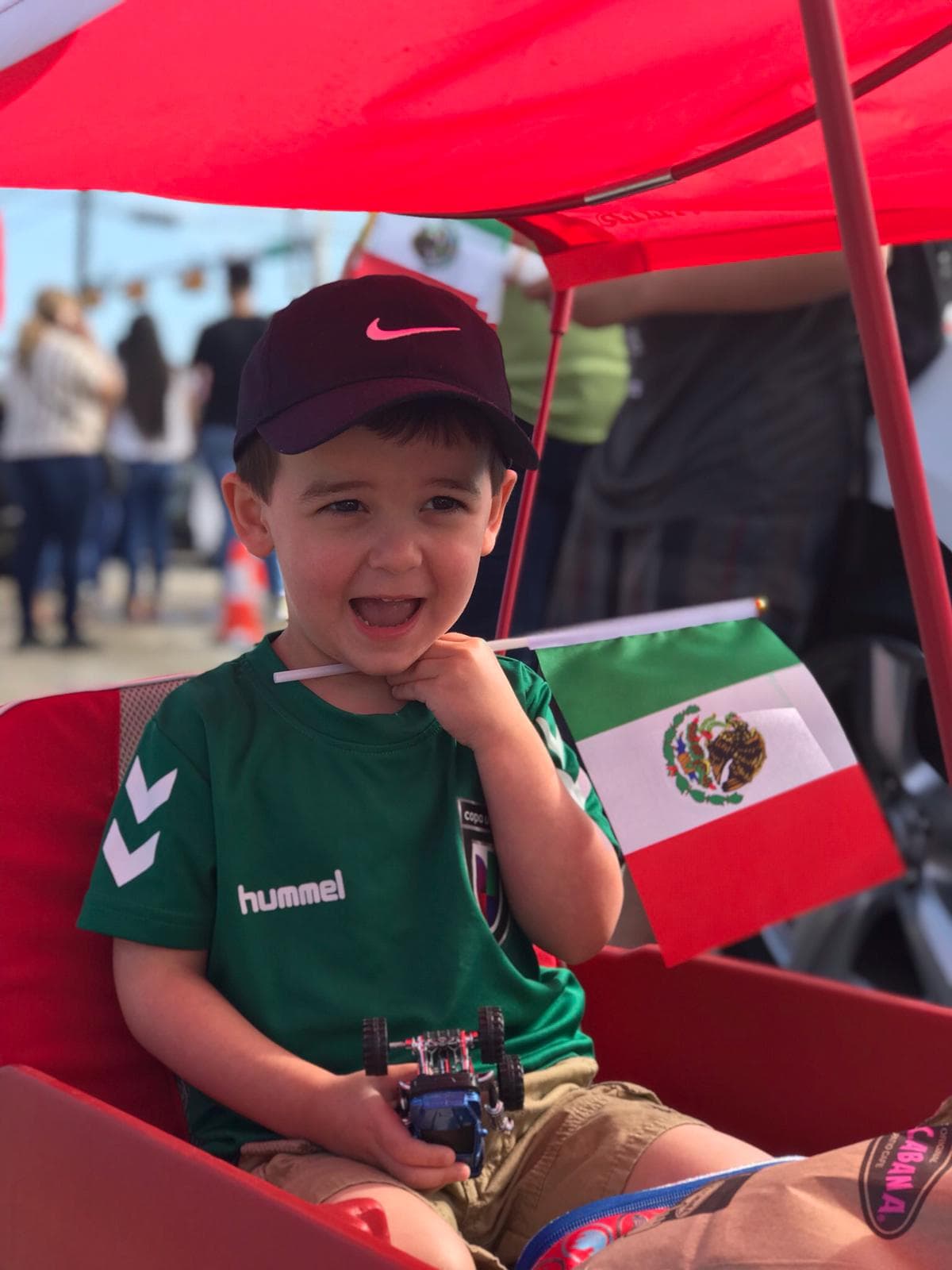 La alegría de este pequeño era evidente durante el desfile.