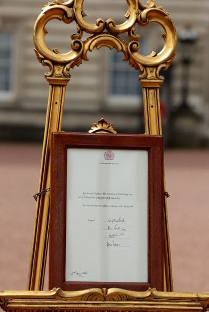 El anuncio colocado con la noticia del nacimiento afuera del palacio de Buckingham.