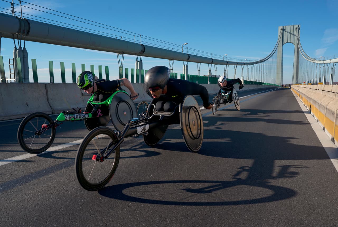 La Maratón de Nueva York también tuvo competencias de silla de ruedas en hombres y mujeres, que contó con los mejores a nivel mundial.