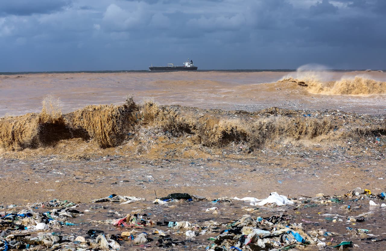 Luego de que una tormenta invernal azotara la zona de Zouk Musbeh, al norte de Beirut, toneladas de desperdicios aparecieron en la costa. Aparentemente la basura se desplazó desde un vertedero cercano hacia la playa.