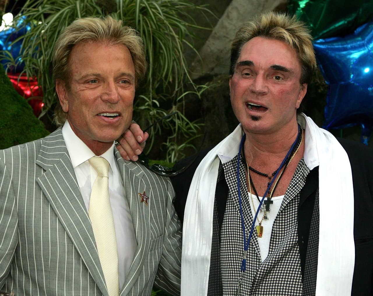 El animal de 380 libras buscaba auxiliar a Roy Horn, pues al ver que se había caído en el escenario, quiso ayudarlo, pero lo agarró en el cuello, provocándole severos daños.