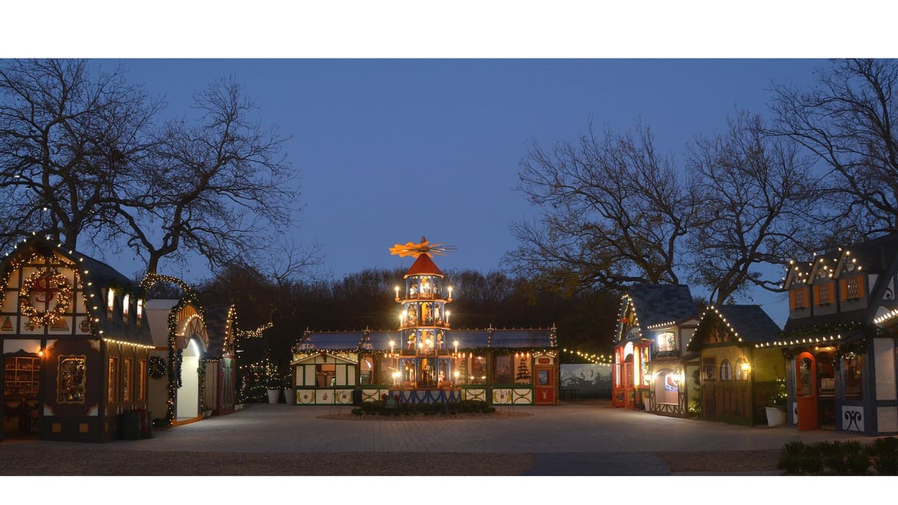 Holiday at the Arboretum estará del 10 de noviembre al 31 de diciembre del 2022 en el Dallas Arboretum. El precio de los boletos es de entre 12 y 20 dólares. En 
<a href="https://reservations.dallasarboretum.org/Info.aspx?EventID=135#_ga=2.95885468.1474856005.1668208538-170475625.1668208538" target="_blank">este enlace</a> puedes comprar tus boletos.