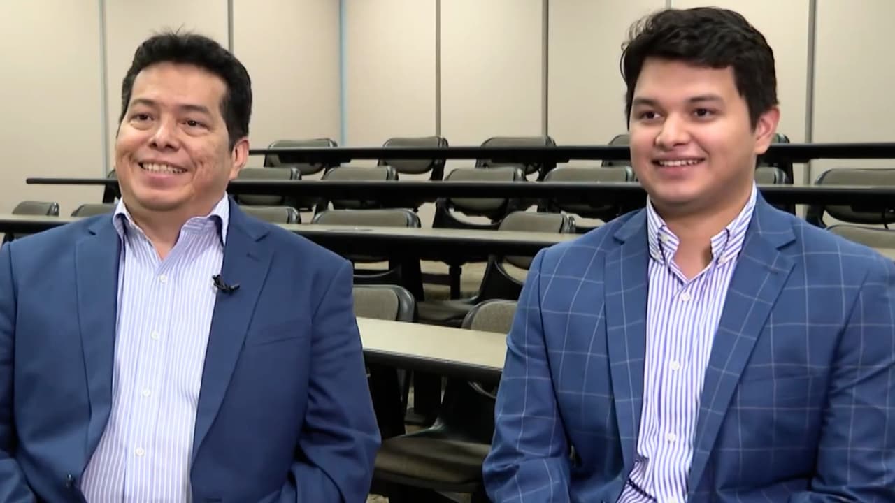 Padre e hijo estudian juntos la maestría en UTA y compiten por tener el mejor promedio