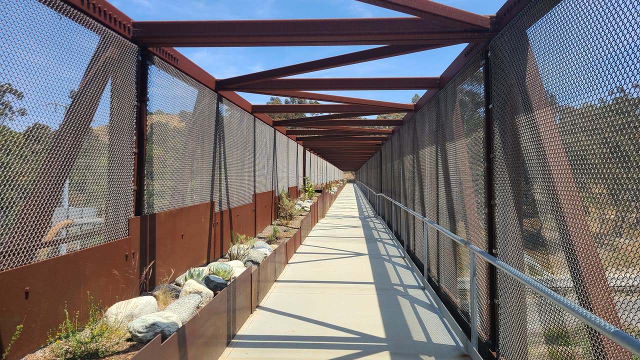 Desde el parque Kenneth Hahn puedes cruzar hacia Culver City por el puente peatonal que atraviesa la avenida La Ciénega.