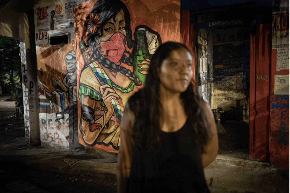 Valentina, de 23 años, activista, dirige un antiguo puesto de mando policial convertido en biblioteca comunal en Puerto Resistencia, Cali, donde se intercambian libros e ideas y hay actividades para niños y talleres con miembros de la comunidad.
<br>