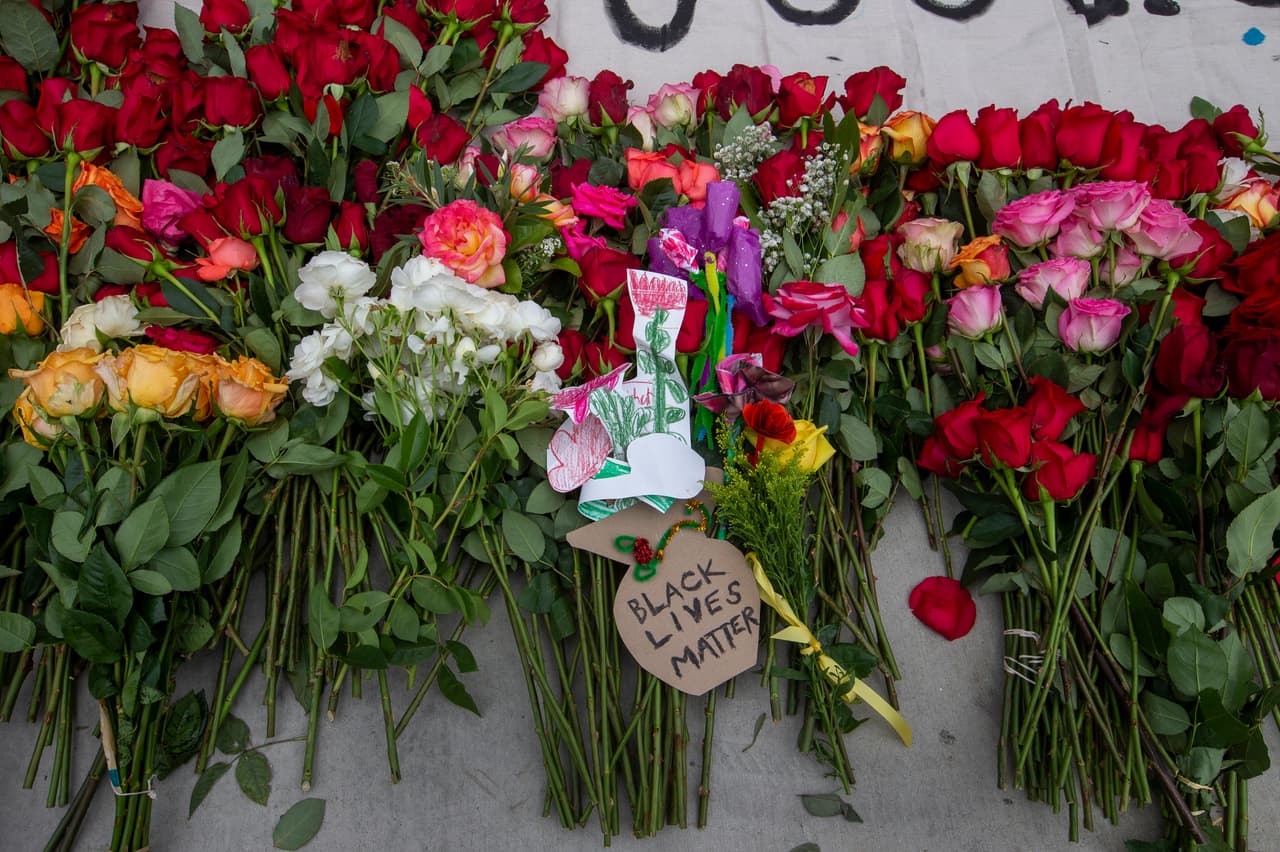 En el Palacio de Justicia de Los Ángeles, con cientos de rosas en apoyo de las demanda de justicia del movimiento "Black Lives Matter".