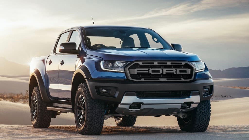 Entre los modos de conducción se tiene el modo Normal y Sport para carretera. En 
<b>modos off-road </b>existe uno para terrenos rocosas a baja velocidad, otro para zonas deslizantes como hierba o nieve, otro para arena o barro y, para complacer a los fanáticos de estas versiones extremas, un 
<b>modo Baja</b> para correr por terrenos difíciles con mínimas intervenciones de los controles electrónicos.