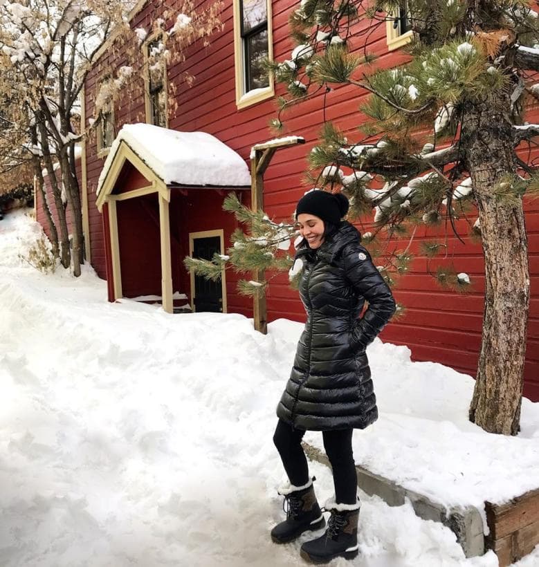 A principios del mes de diciembre hizo otro viaje, esta vez a la
<a href="https://www.univision.com/shows/despierta-america/las-fotos-de-karla-martinez-gozando-del-frio-y-la-nieve-en-su-viaje-familiar-fotos" target="_blank">montañas nevadas</a> de Park City, Utah.