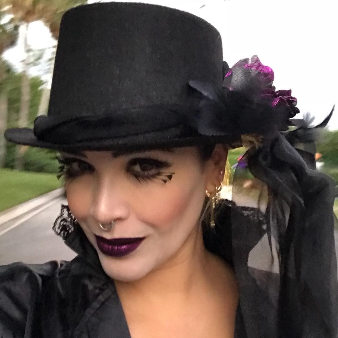 Esta semana también es especial para la conductora mexicana, ya que se conmemora el Día de Muertos y aquí la vemos en una representación de ultratumba.