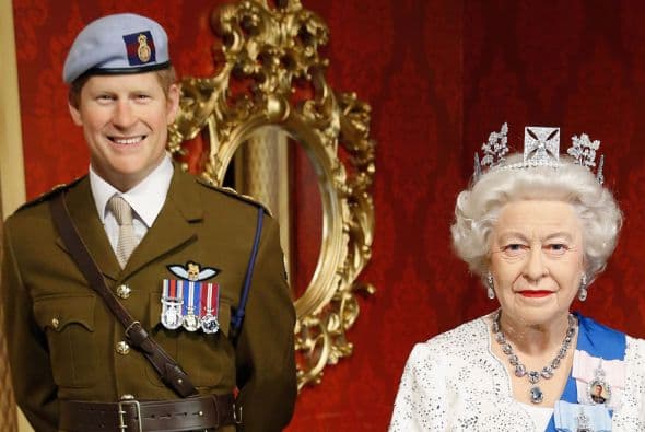 No nos confundamos, el Príncipe adora a su abuela Su Majestad la Reina Isabel II quien también siempre le ha deferido amorosamente y a quién el Príncipe desde niño en privado la sigue llamado “abuelita”, según fuentes cercanas a la Corona.
<br>