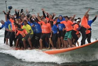 Una tabla de surf gigantesca, 66 surfistas y dos Récords Guinness 