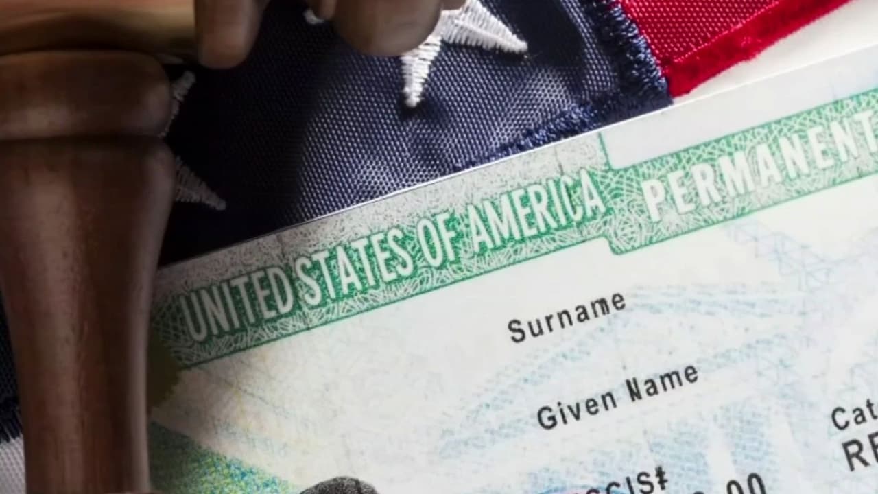¿Miedo a perder la residencia permanente? Así sería el proceso de revisión de 'green cards' aprobadas en la era Biden