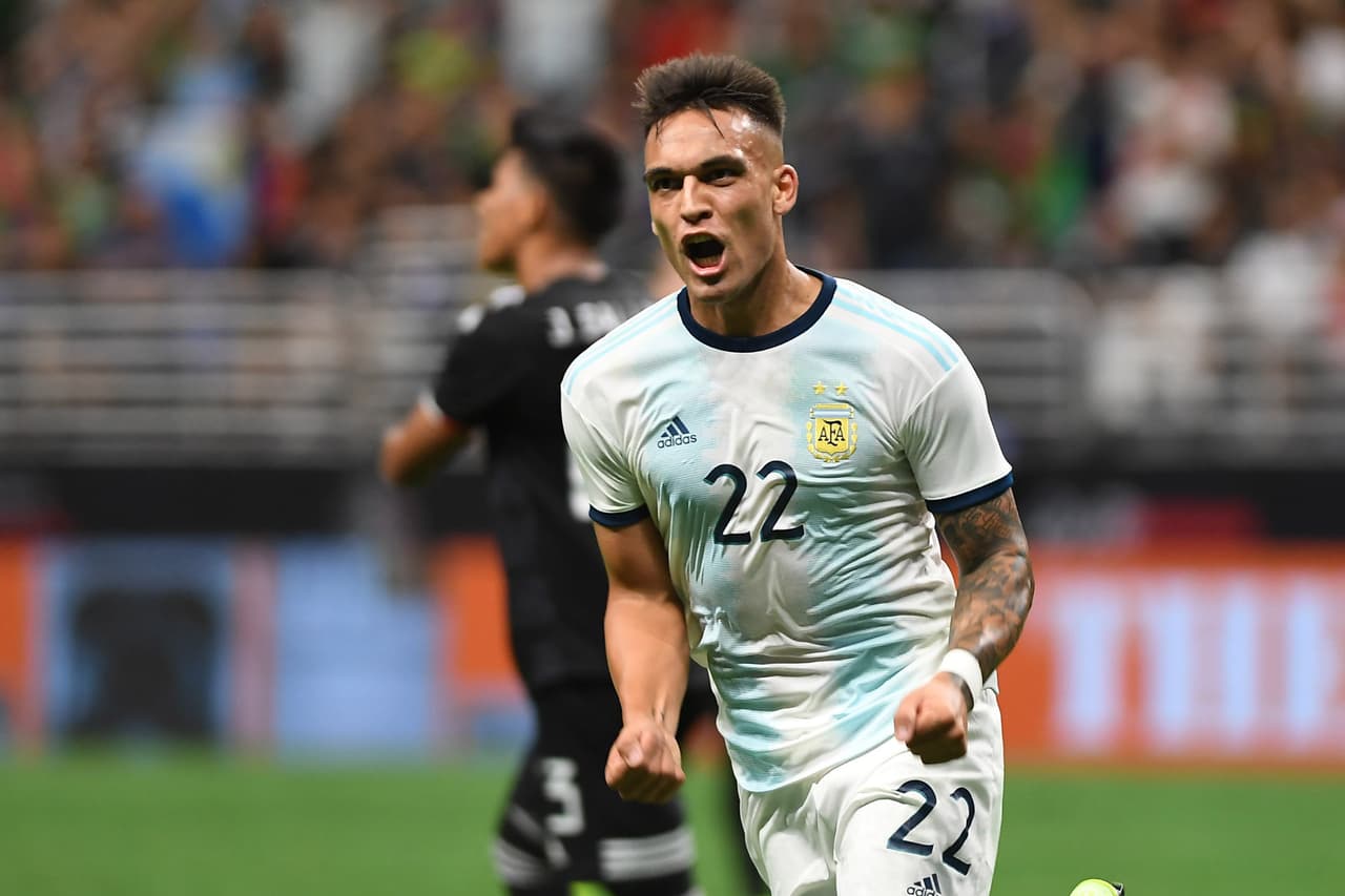 Nuevamente falló en la zaga mexicana y Lautaro marca la segunda anotación.