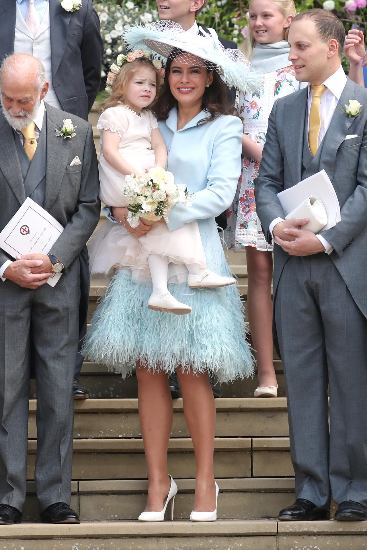 Otra que estaba muy cansada para mantenerse de pie fue Isabella Windsor, sobrina de la novia, quien encontró en los brazos de Sophie Winkleman un alivio.