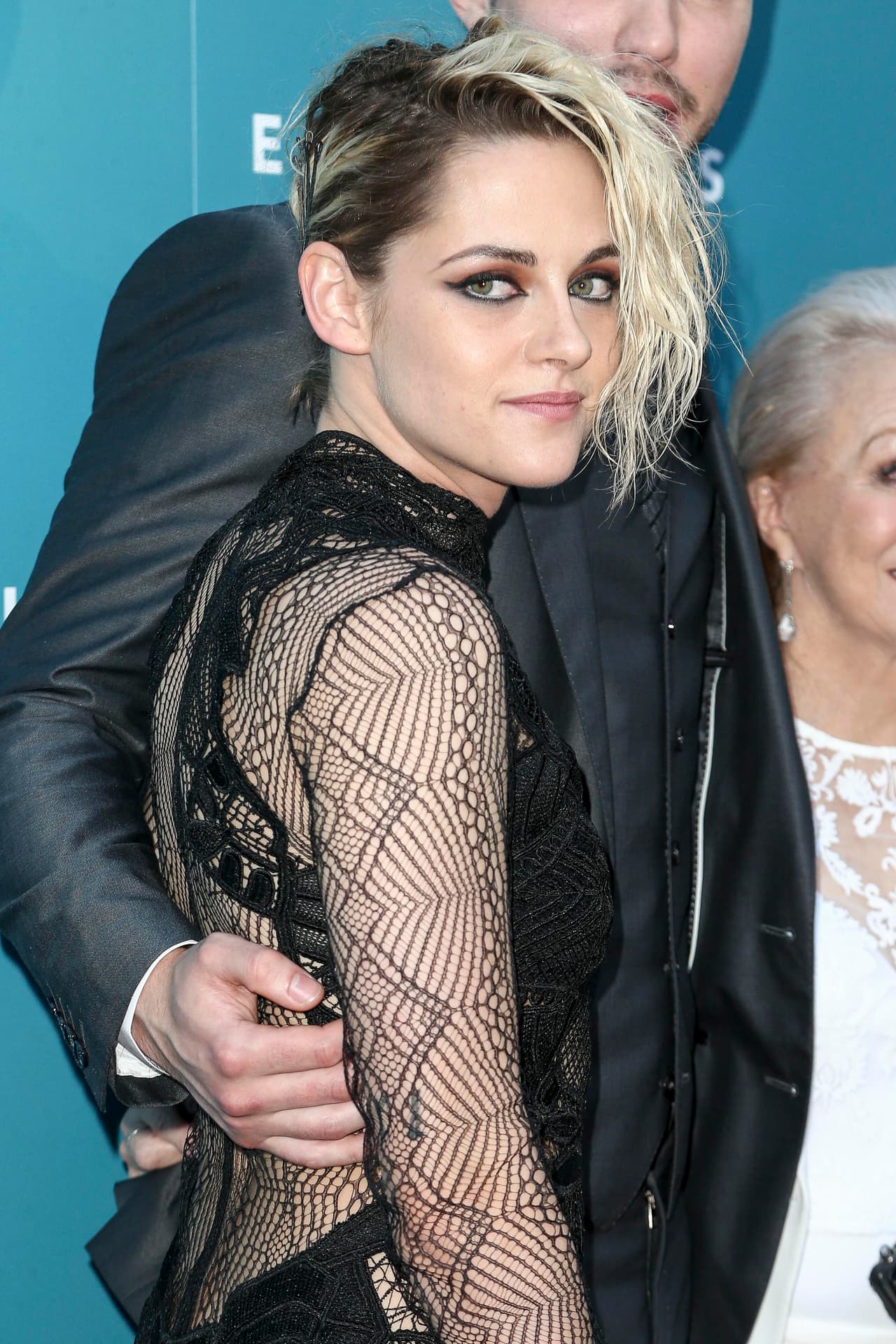 Y Kristen sorprendió con otro bello vestido, con transparencias.