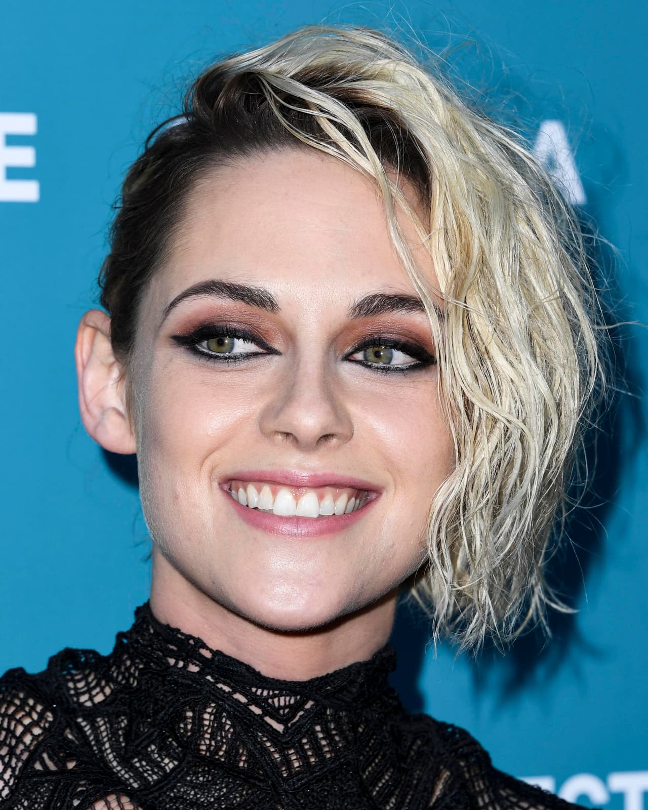 Posó muy sonriente.