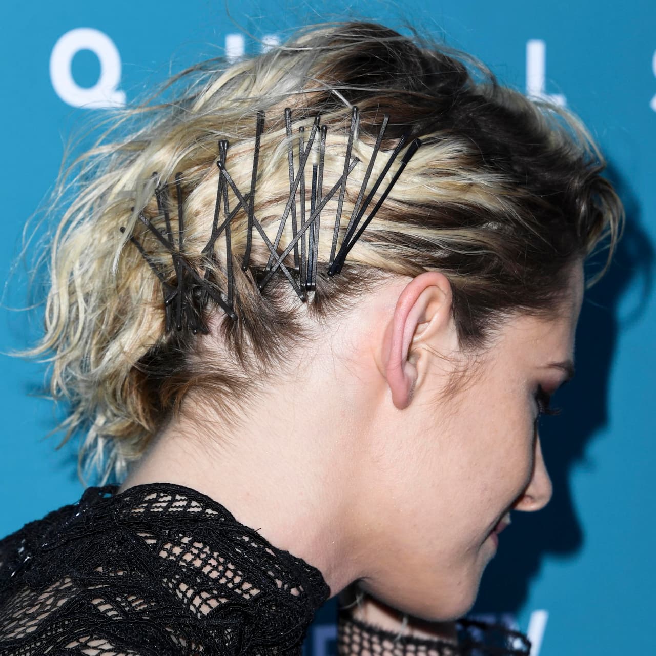 Su elaborado arreglo en el cabello.