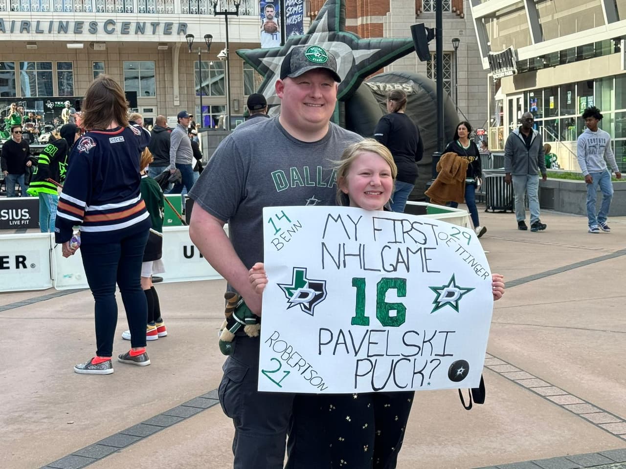 Esta pequeña disfrutó de su primer partido de los Dallas Stars.